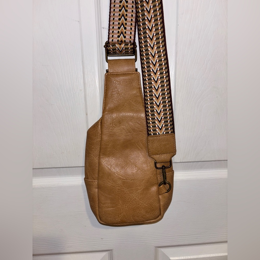 🤎 Tan Slingback Crossbody Bag with Patterned Guitar Strap 🤎 - Picture 2 of 6